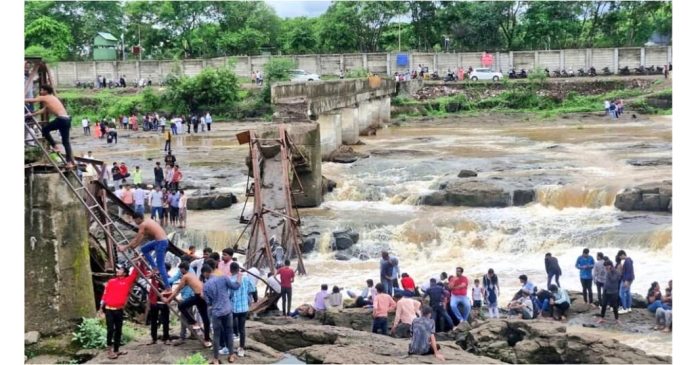bridge collapsed in Pune