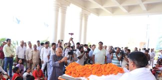 अंजना तिवारी की मौत पर विधानसभा कर्मी विधानसभा परिसर में शव के साथ धरना पर बैठे Anjana Tiwari