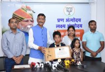 संजय सेठ ने नन्हे तैराक इशांक को किया सम्मानित Sanjay Seth