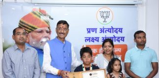 संजय सेठ ने नन्हे तैराक इशांक को किया सम्मानित Sanjay Seth