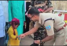 बकरीद: खूंटी SP ऋषभ गर्ग ने बच्चों के बीच टॉफी और चॉकलेट बाँटी khunti police