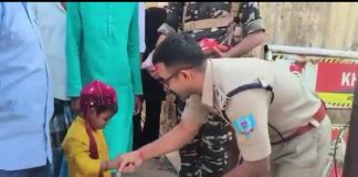 बकरीद: खूंटी SP ऋषभ गर्ग ने बच्चों के बीच टॉफी और चॉकलेट बाँटी khunti police