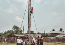 बॉयफ्रेंड की रिहाई की मांग को लेकर 100 फीट ऊंचे मोबाइल टावर पर चढ़ी नाबालिग लड़की 100-foot-high mobile tower