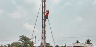 बॉयफ्रेंड की रिहाई की मांग को लेकर 100 फीट ऊंचे मोबाइल टावर पर चढ़ी नाबालिग लड़की 100-foot-high mobile tower