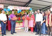 गिरिडीह:किसानों की मेहनत को मिलेगा उचित मूल्य, आम्रपाली आम प्रदर्शनी एवं बिक्री स्टॉल का शुभारंभ DC Ramniwas Yadav