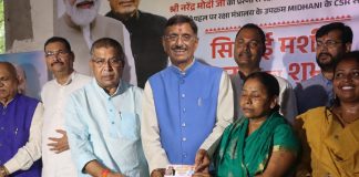मोदी सरकार के 12 वर्ष पूरे होने पर रांची में 235 महिलाओं को बाटी गई सिलाई मशीनें sanjay seth and aditya sahu