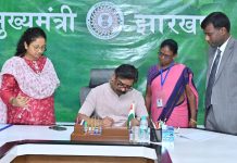 मुख्यमंत्री सोरेन ने स्वयं भरा SIR प्रपत्र,मतदाताओं से से की अपील ‘समय पर अपना SIR प्रपत्र भरें’ hemant soren