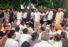 नीट पेपर लीक को लेकर पीएम मोदी के घर के बाहर कांग्रेस का धरना rahul gandhi