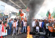 छात्रों पर लाठीचार्ज के विरोध में BJP का झारखंड बंद, सड़कों पर जलाए टायर aditya sahu