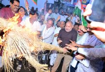 राहुल गांधी पर FIR के खिलाफ झारखंड में पुतला जलाकर कांग्रेस का विरोध प्रदर्शन irfan ansari