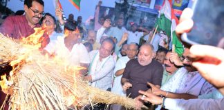 राहुल गांधी पर FIR के खिलाफ झारखंड में पुतला जलाकर कांग्रेस का विरोध प्रदर्शन irfan ansari