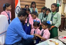 रांची समाहरणालय में छात्राओं ने बांधी राखी, डीसी ने दिया शिक्षा को सशक्त बनाने का संदेश ranchi dc manjunath bhajantri