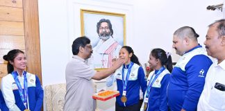 एशियन गेम्स में स्वर्ण पदक जीत लौटीं झारखण्ड की बेटियां सीएम ने मिठाई खिलाकर दी बधाई hemant soren